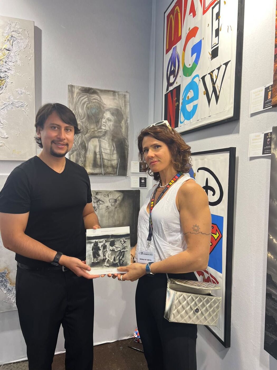 Entrega de una obra en el stand de World of Crete