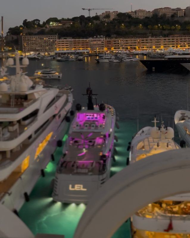 Yates iluminados de noche en el puerto de Mónaco